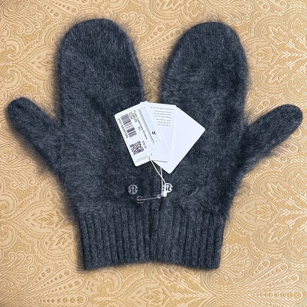 NWT Women’s Lululemon Fuzzy Cashmere Mittens Medium Large Heathered Light Oxide